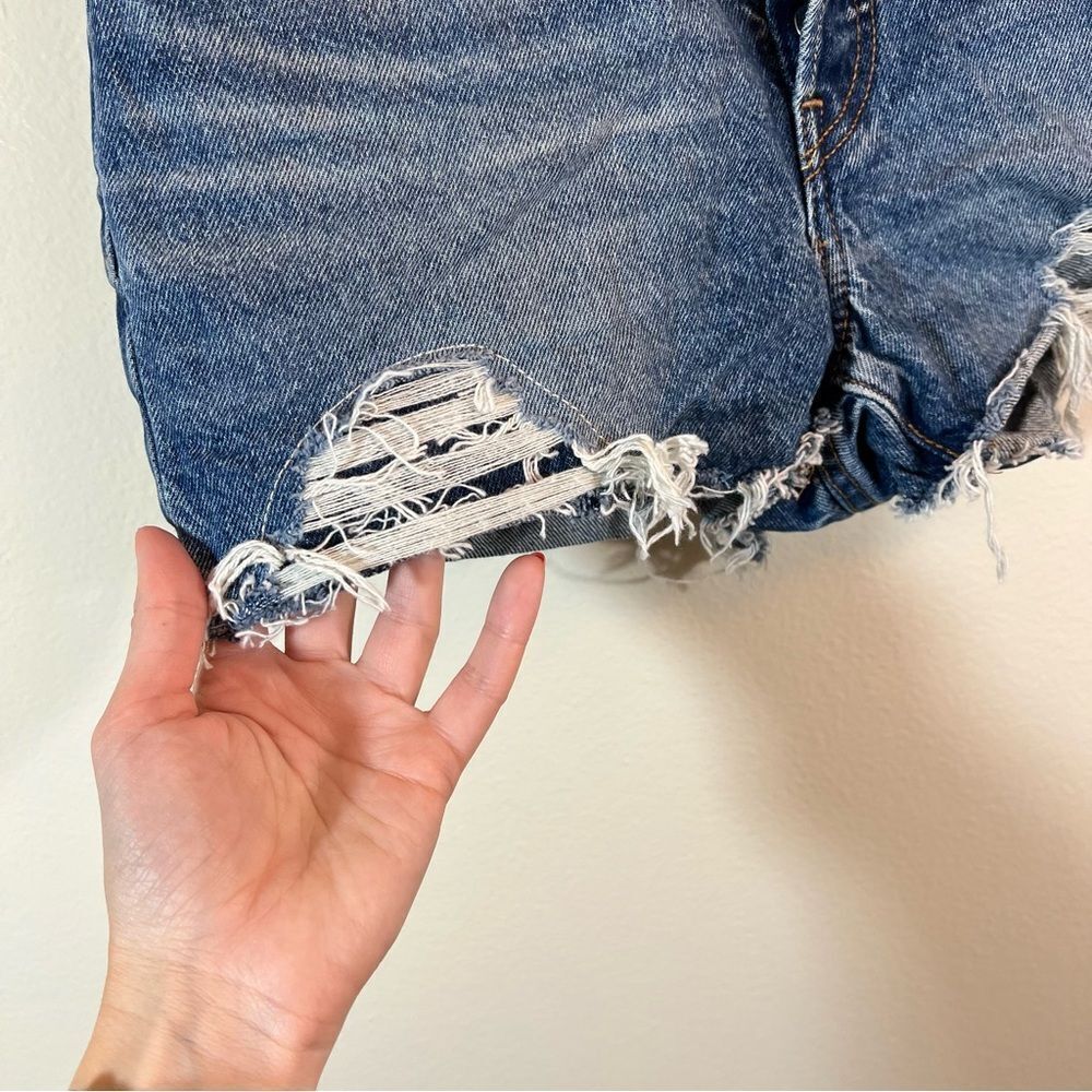 ✨ Levi’s Women’s 501 Distressed Shorts 27 - Picture 4 of 12